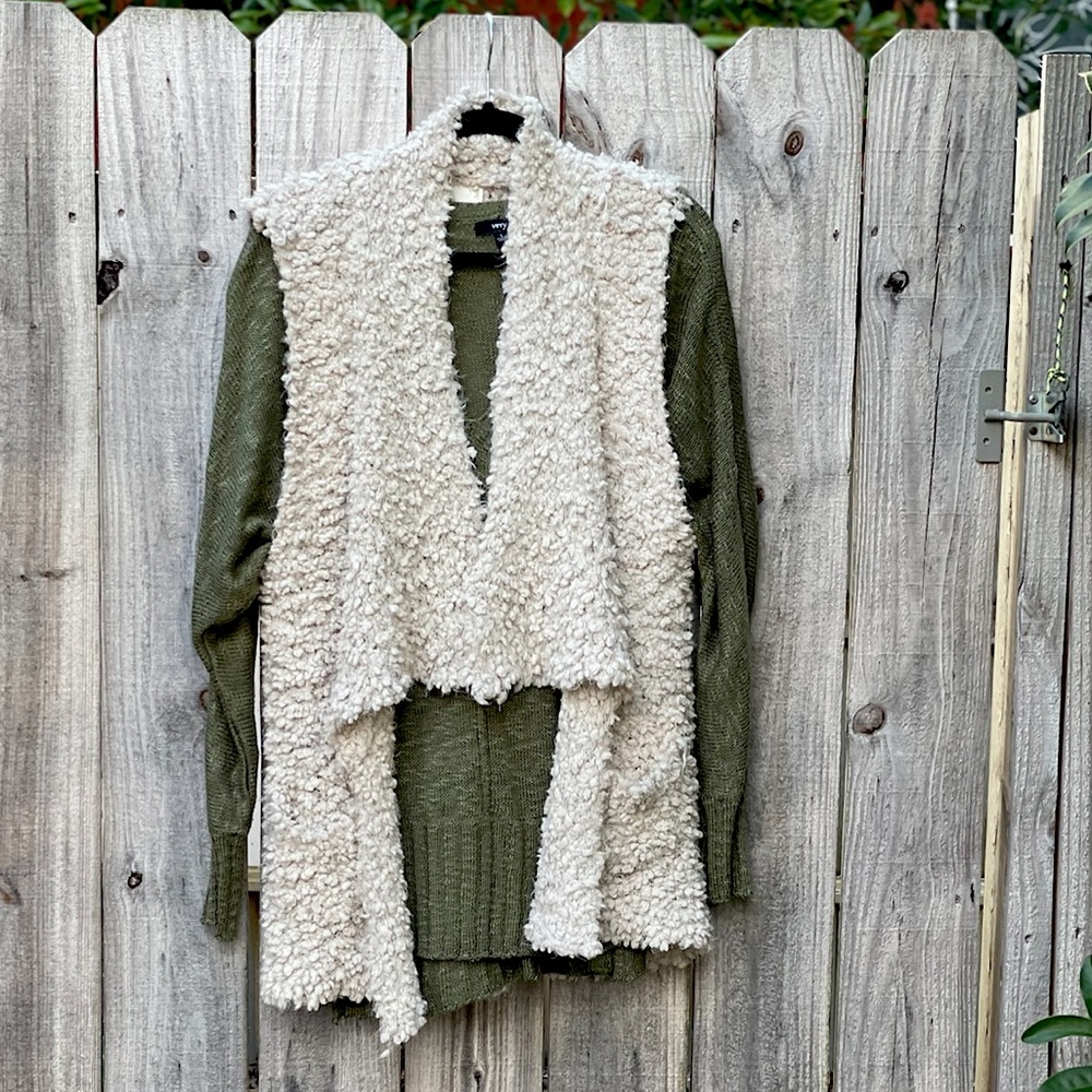 L olive green V-neck sweater